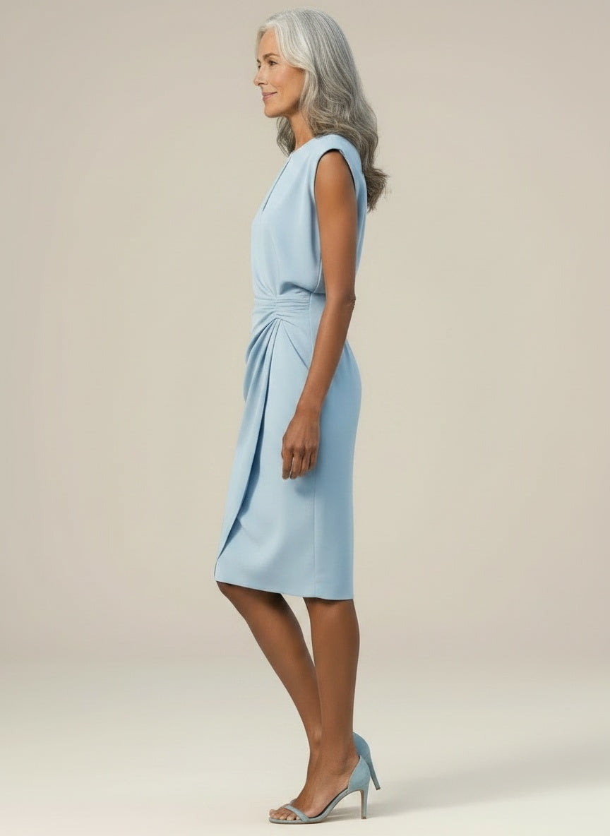 Side profile of the model wearing Midi cocktailjurk met keyhole hals en geplooide taille voor dames – mouwloos en verfijnd