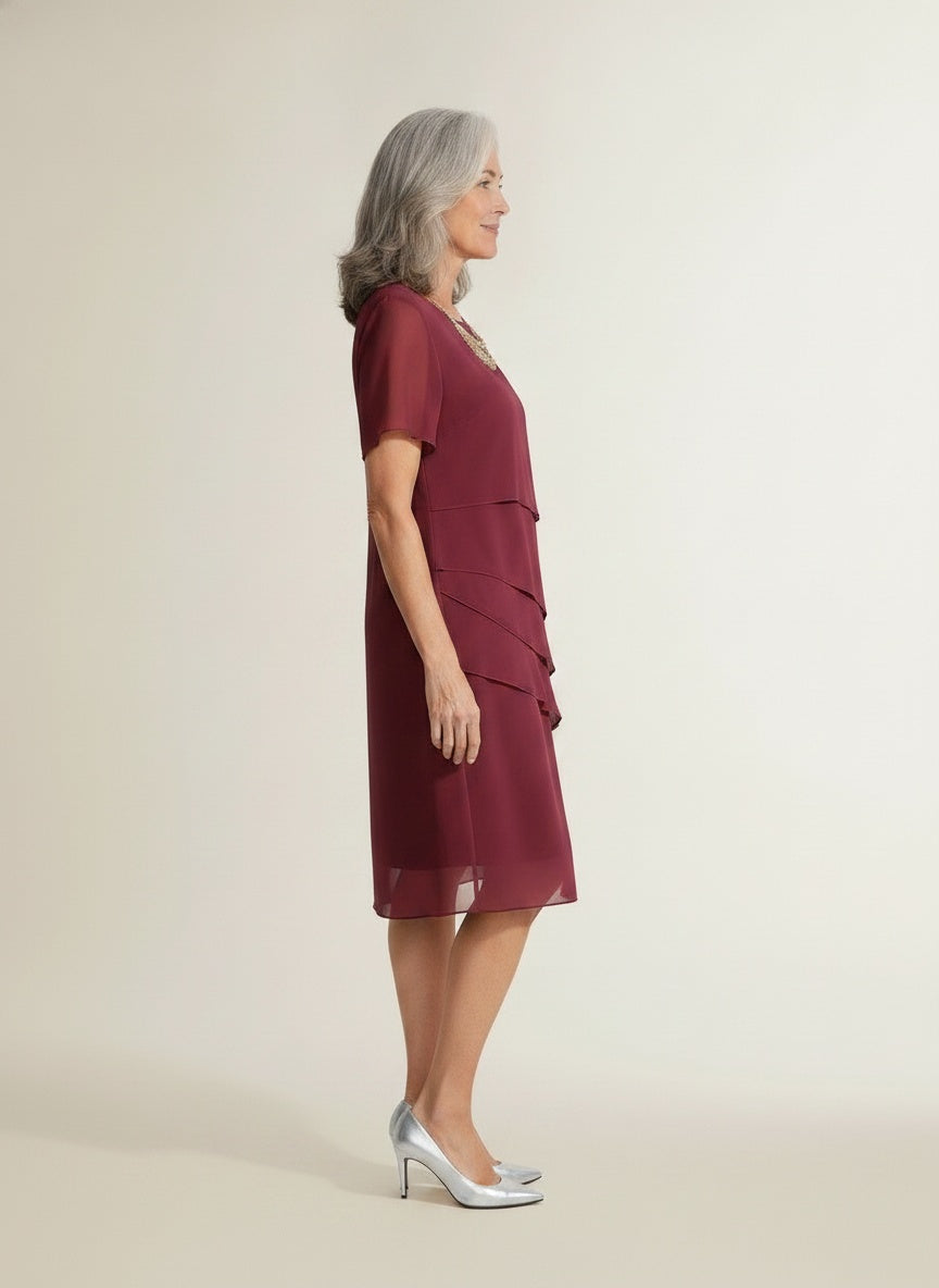 Side profile of the model wearing Chiffon midi-jurk met volants en korte mouwen voor dames