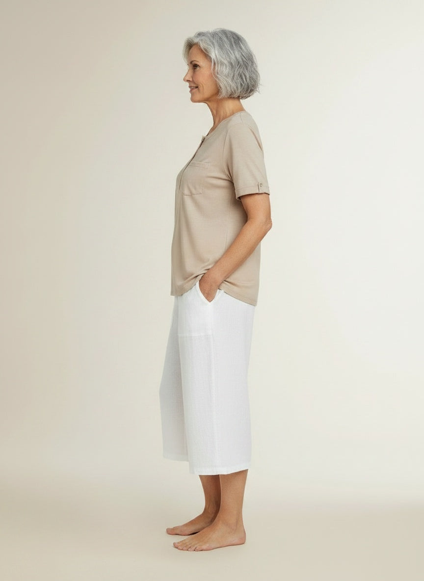 Side profile of the model wearing T-shirt met korte mouwen voor dames – zacht katoen en veelzijdig
