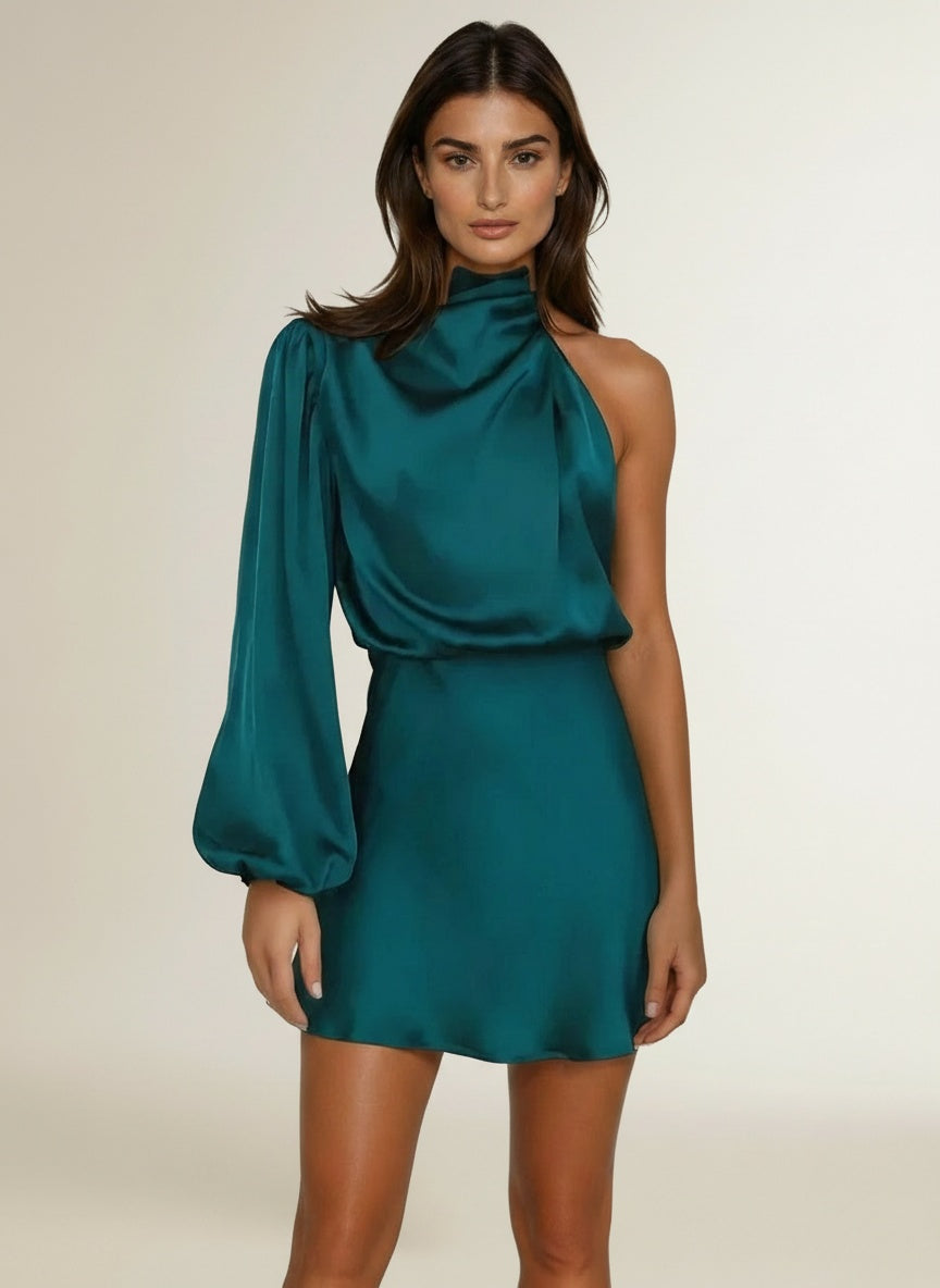 Full body view of the model wearing Satijnen mini avondjurk met één schouder voor dames