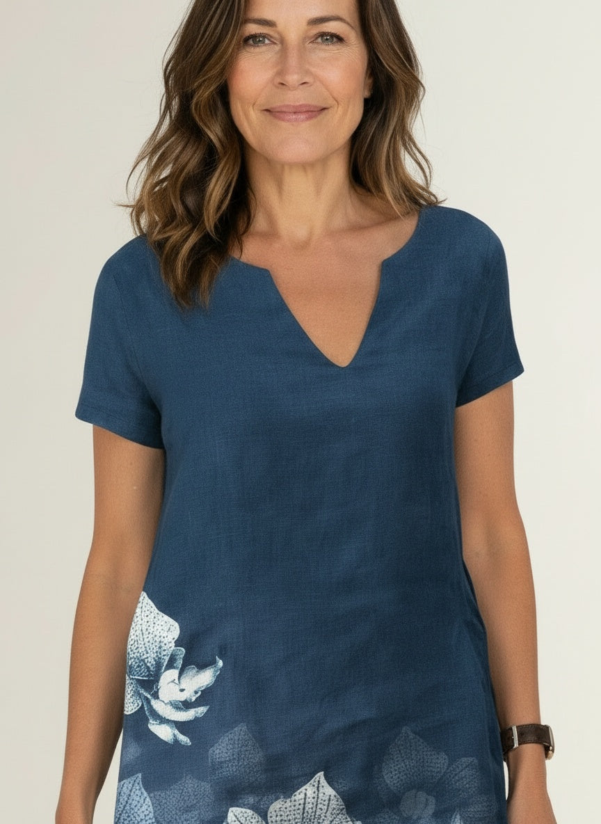 Close-up of the model wearing Mini-jurk met bloemenprint en korte mouwen voor dames – zomers en licht