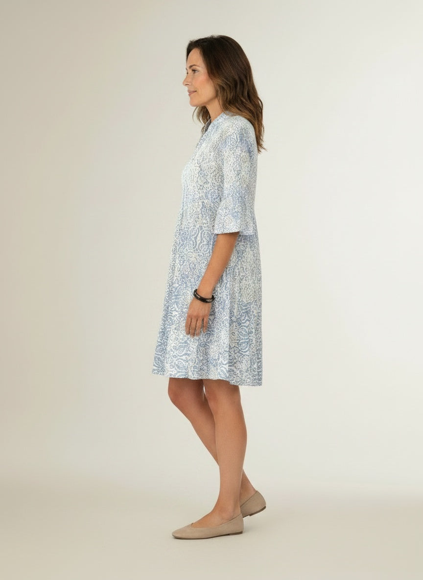 Side profile of the model wearing Mini jurk met driekwartmouwen en print voor dames