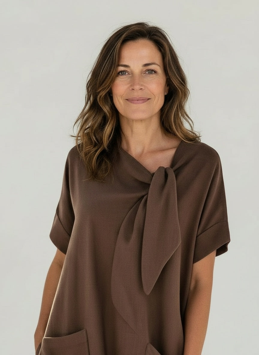 Close-up of the model wearing Maxi-jurk met zakken voor dames – luchtig en zomers