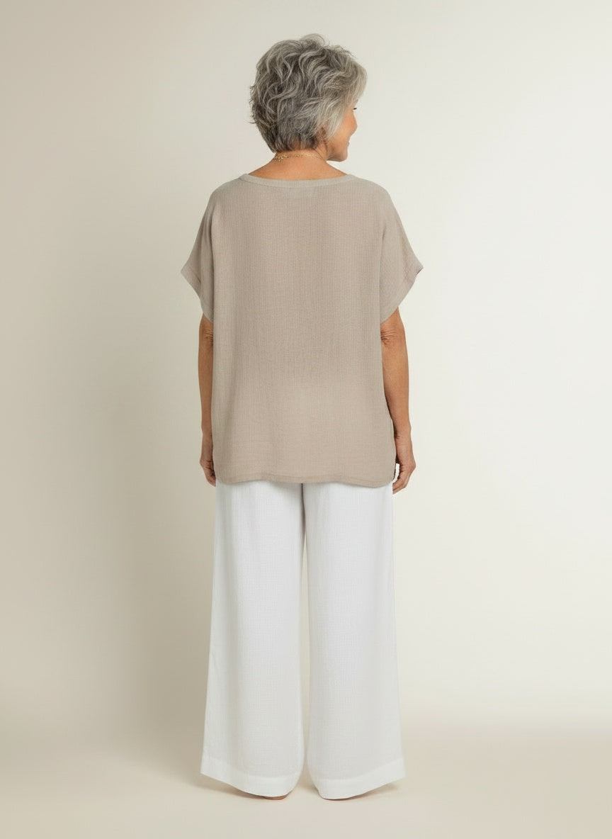 Back pose of the model wearing T-shirt met V-hals voor dames – zacht en luchtig