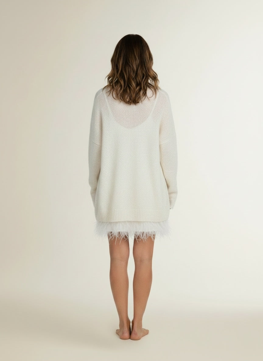 Back pose of the model wearing Minijurk met franjes, verenzoom en fijne bandjes voor dames – glamoureus