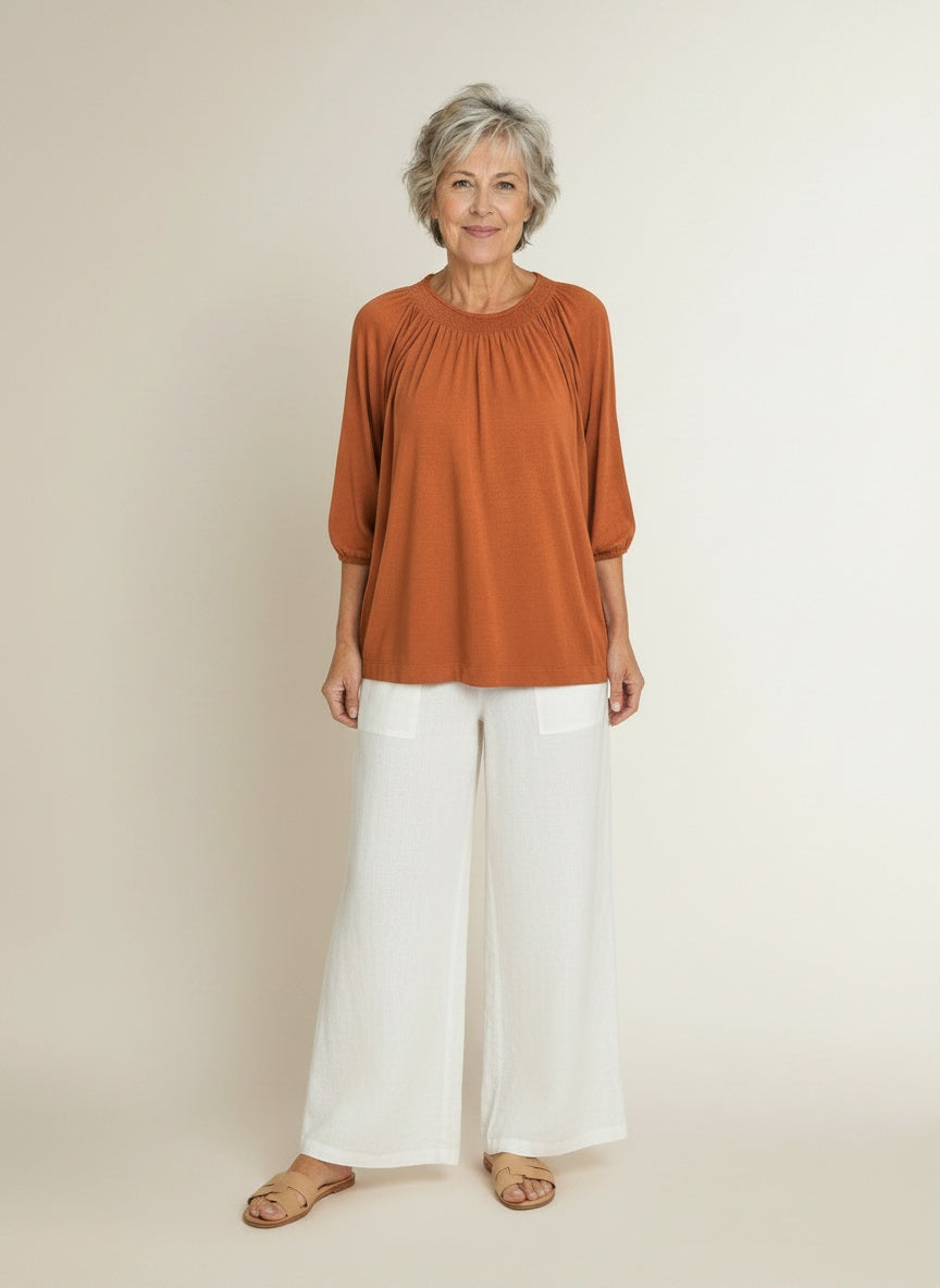 Full body view of the model wearing T-shirt met ronde hals en driekwart mouwen voor dames