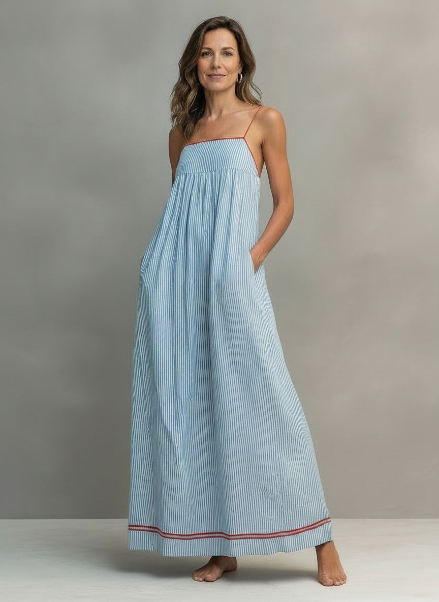 Full body view of the model wearing Gestreepte maxi-jurk met fijne schouderbanden en bies voor dames