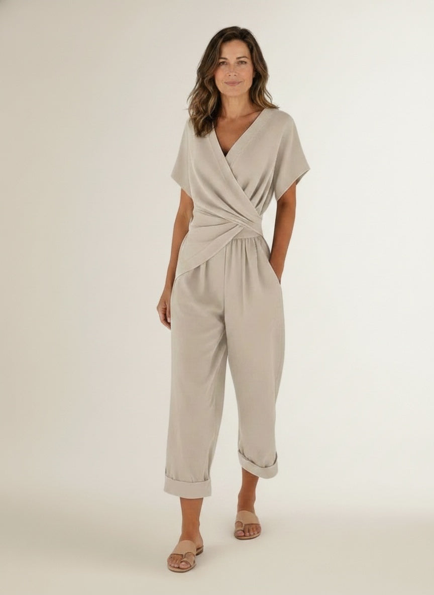 Full body view of the model wearing Twee-delige zomerset voor dames – luchtig en minimalistisch