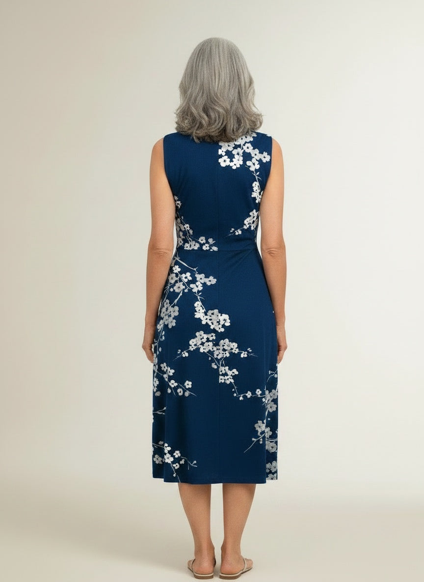 Back pose of the model wearing Mouwloze zomerjurk met overslag voor dames – vrouwelijk en verfijnd