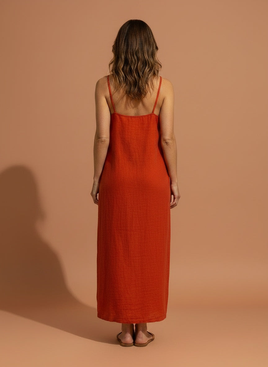 Back pose of the model wearing Maxijurk met vierkante hals en fijne bandjes voor dames – katoen in bohemian stijl