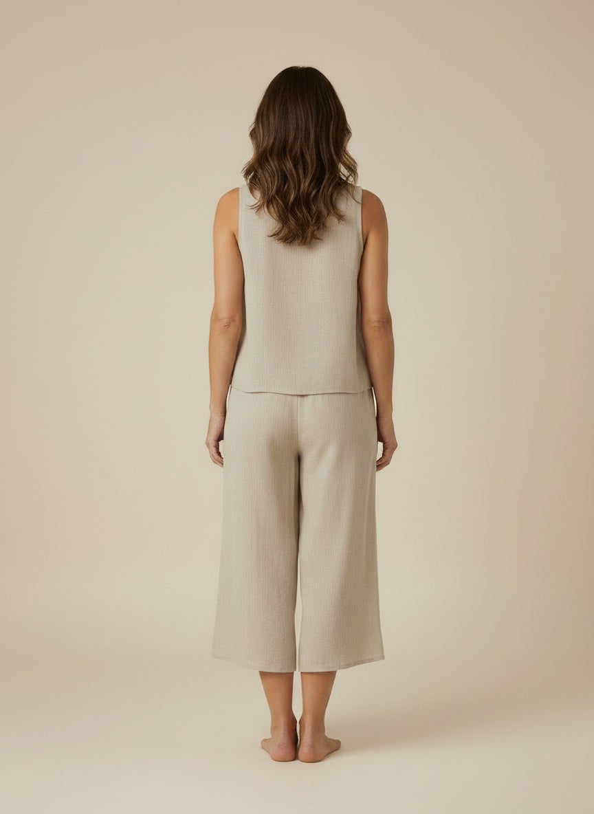 Back pose of the model wearing Zomerse twee-delige set met mouwloze top en broek voor dames