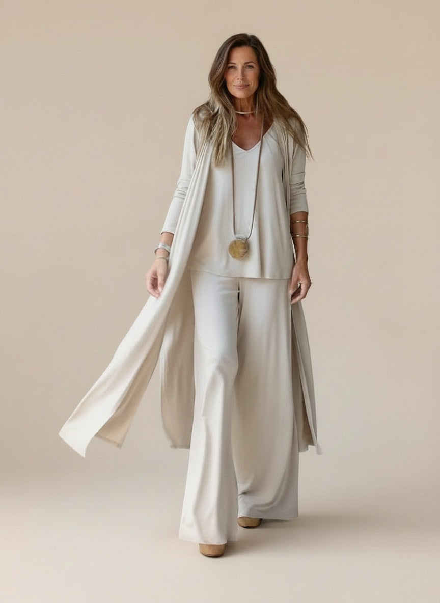 Full body view of the model wearing Driedelig ensemble voor dames – veelzijdig en tijdloos