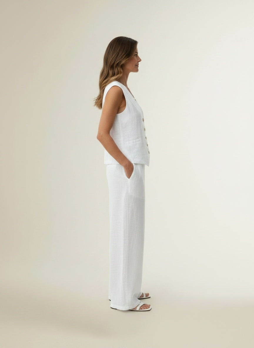 Side profile of the model wearing Tweedelig ensemble met vest voor dames – luchtig en verfijnd