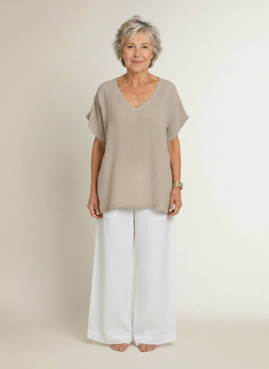 Full body view of the model wearing T-shirt met V-hals voor dames – zacht en luchtig