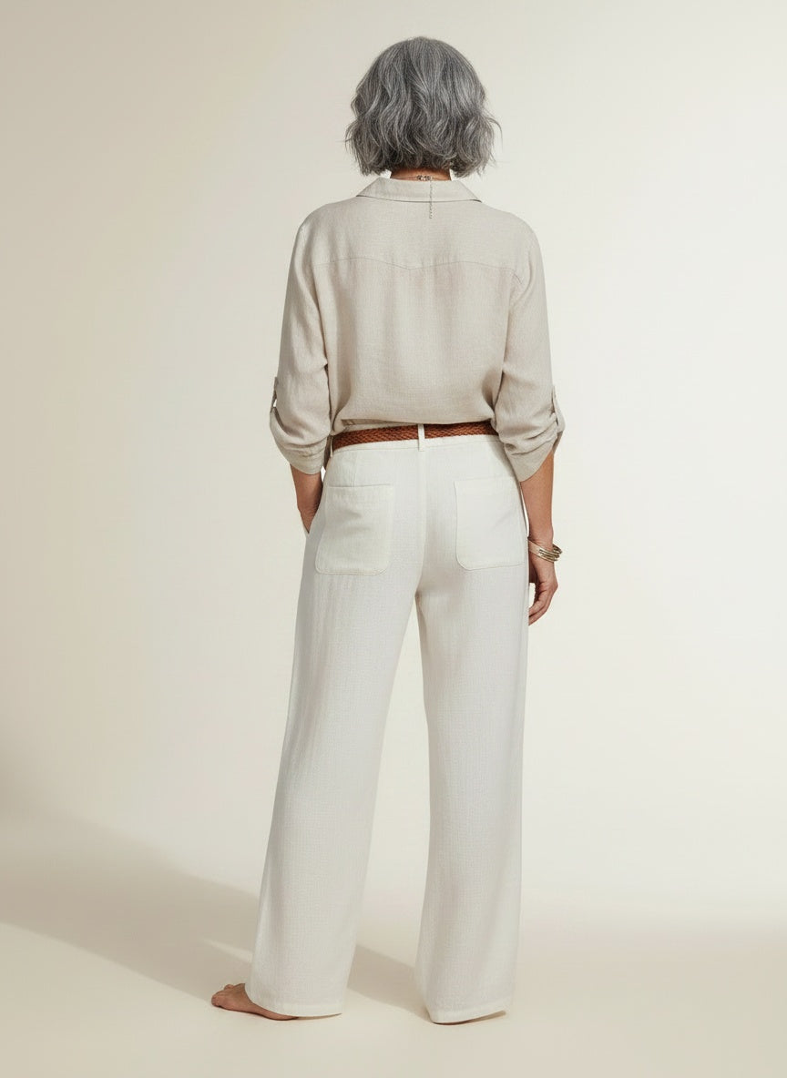 Back pose of the model wearing Linnen zomerblouse voor dames – luchtig en tijdloos