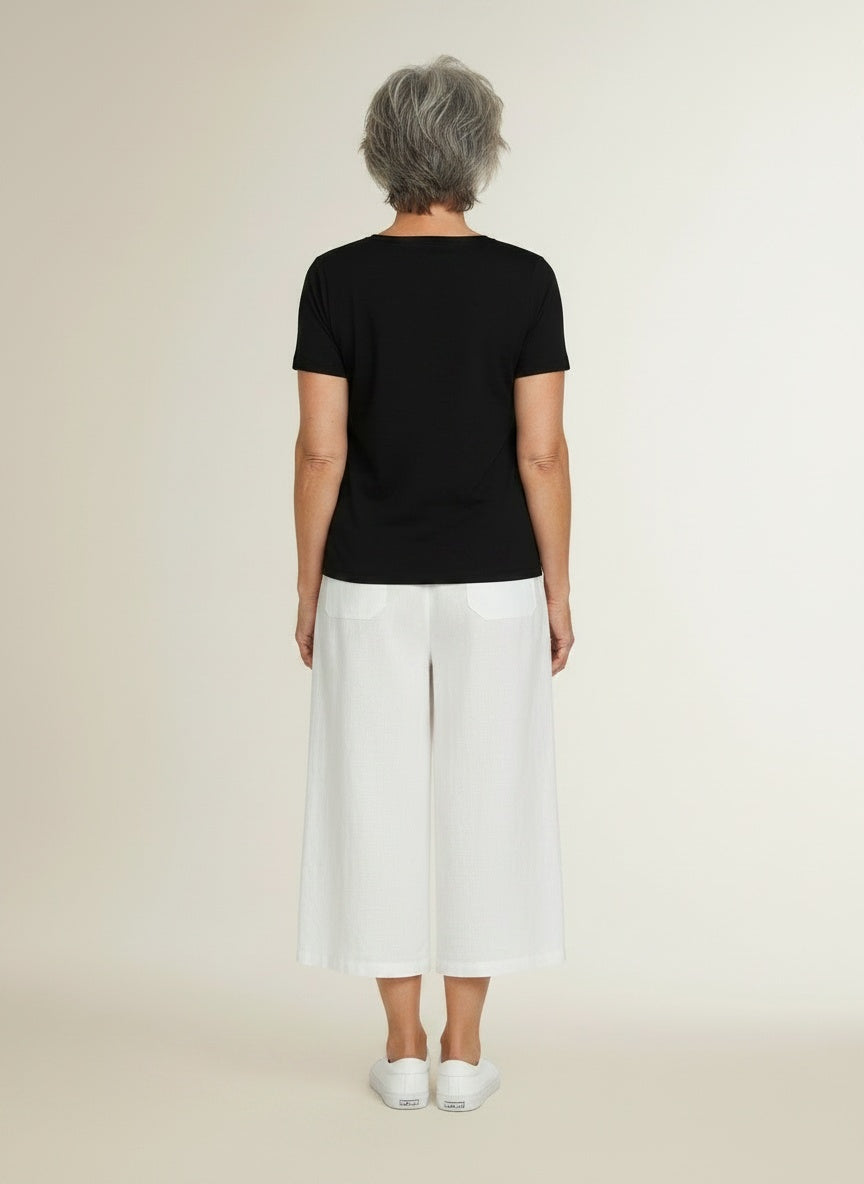 Back pose of the model wearing T-shirt met ronde hals en korte mouwen voor dames – zomers en minimalistisch