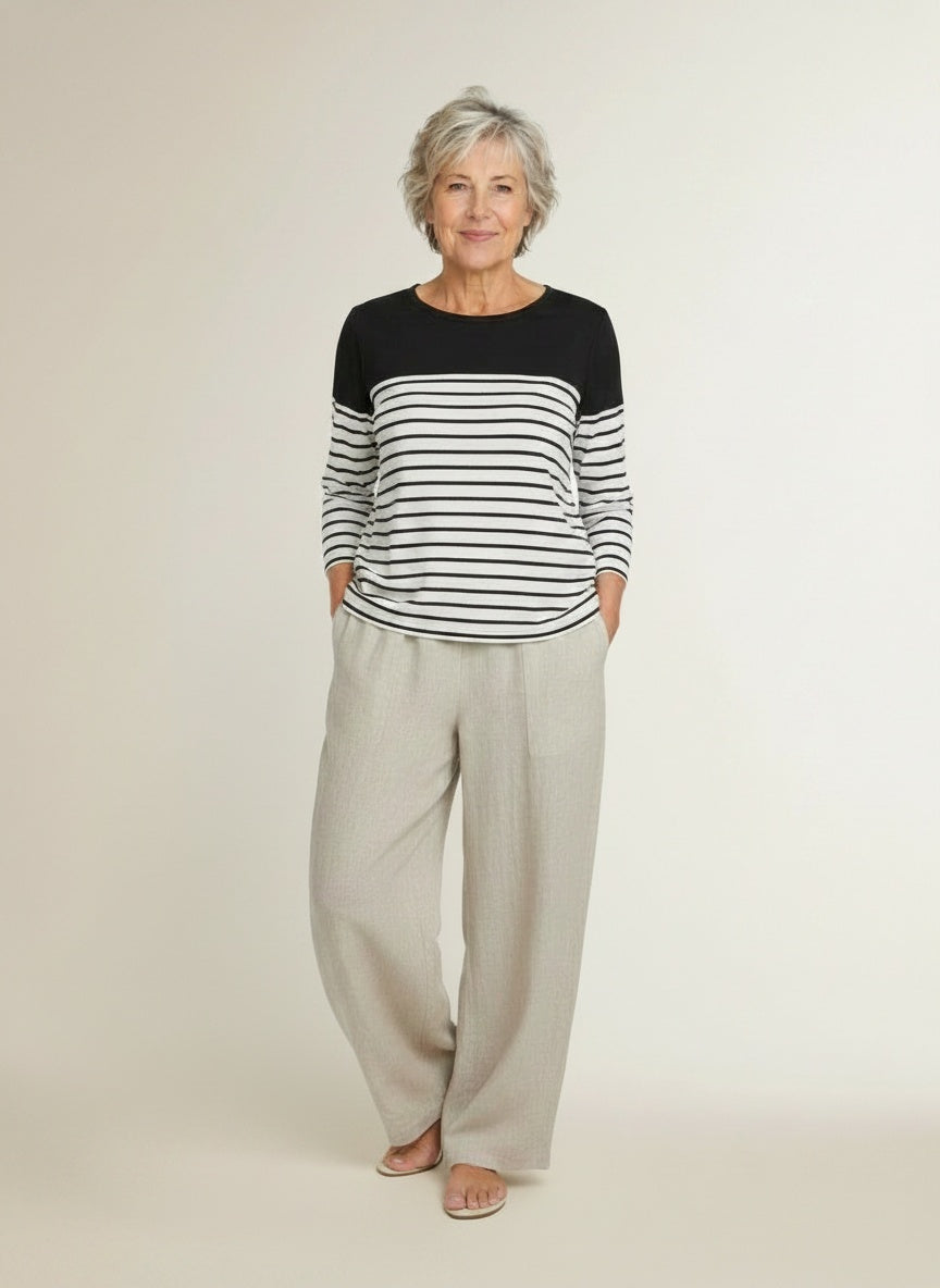 Full body view of the model wearing Gestreepte top voor dames – comfortabel en veelzijdig