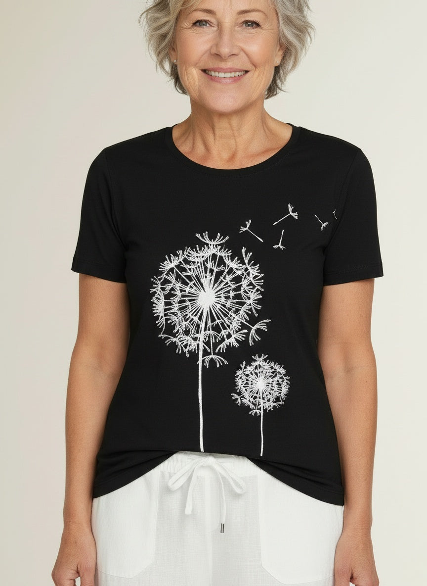 Close-up of the model wearing T-shirt met ronde hals en korte mouwen voor dames – zomers en minimalistisch