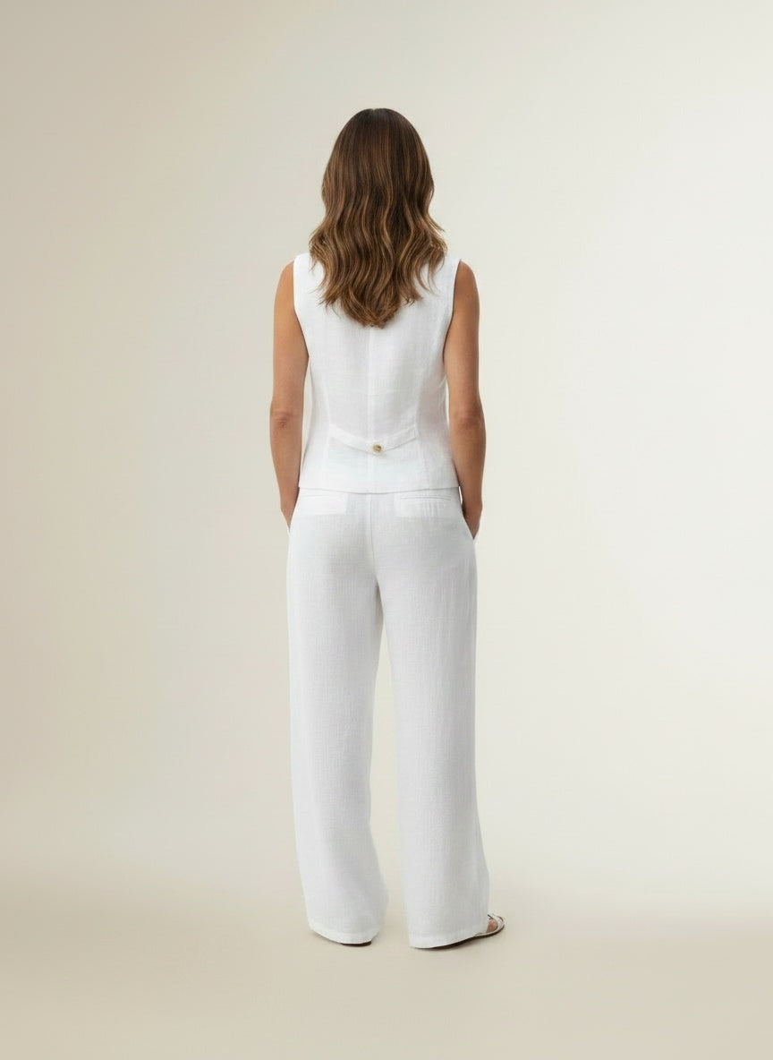 Back pose of the model wearing Tweedelig ensemble met vest voor dames – luchtig en verfijnd