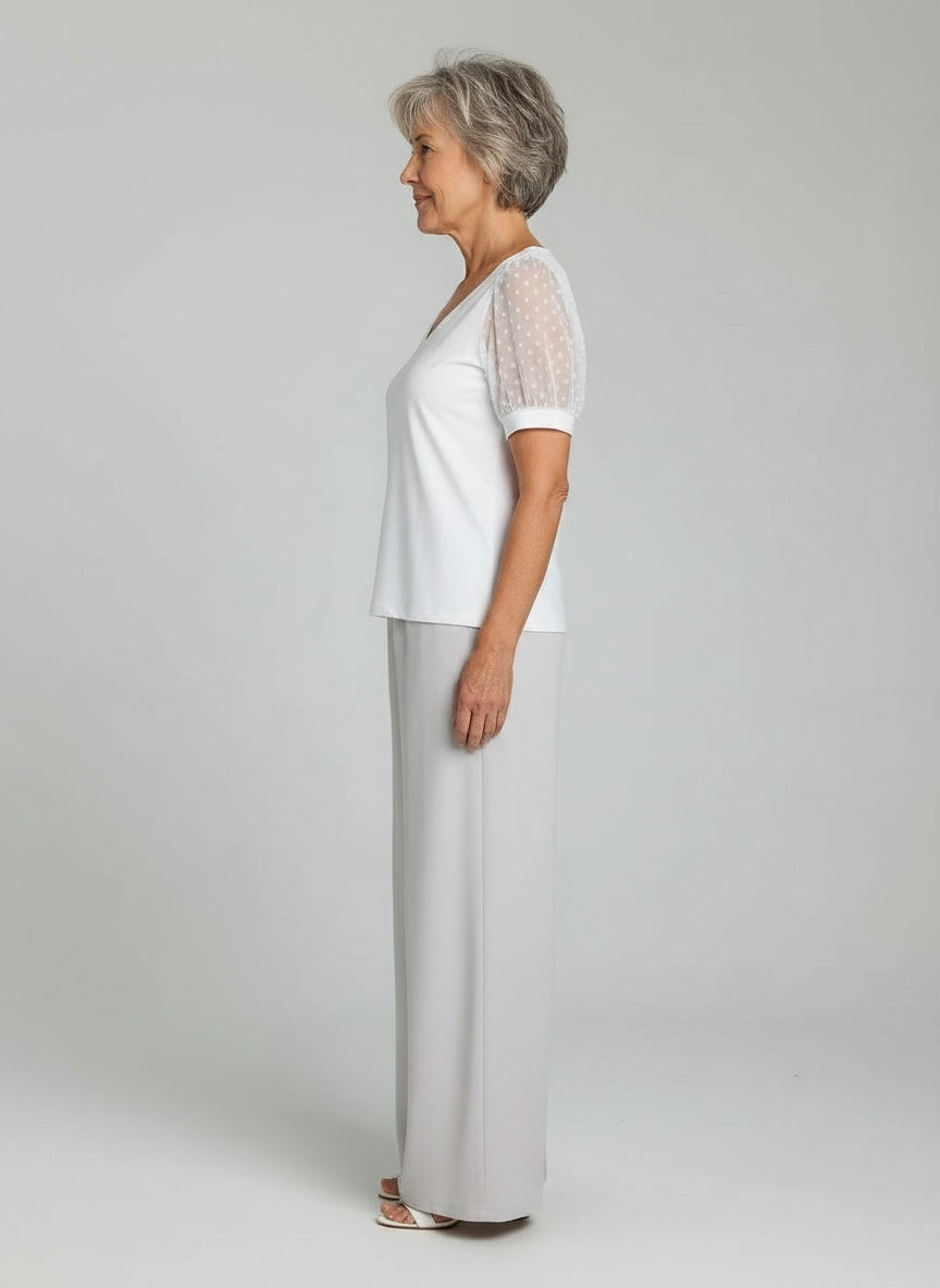 Side profile of the model wearing Top met V-hals voor dames – vrouwelijk en veelzijdig