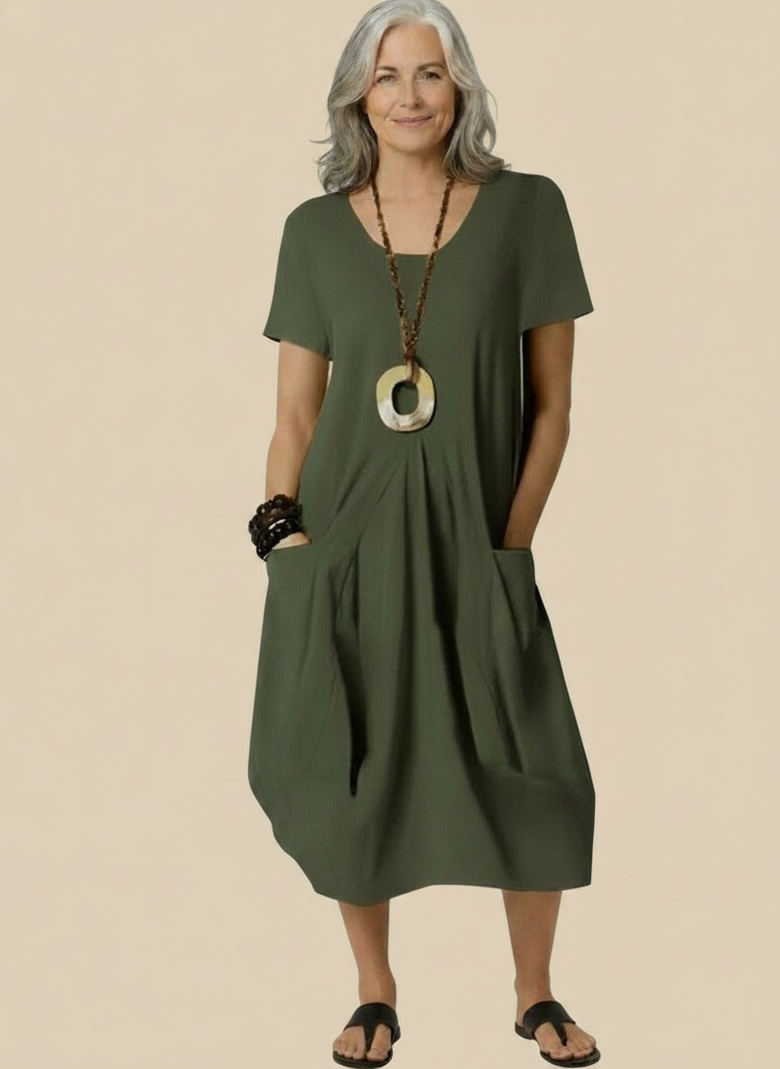 Full body view of the model wearing Midi zomerjurk met ronde hals en zakken voor dames – ruim en luchtig