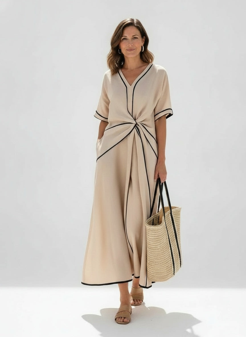 Full body view of the model wearing Maxi jurk met V-hals voor dames – luchtig voor de zomer