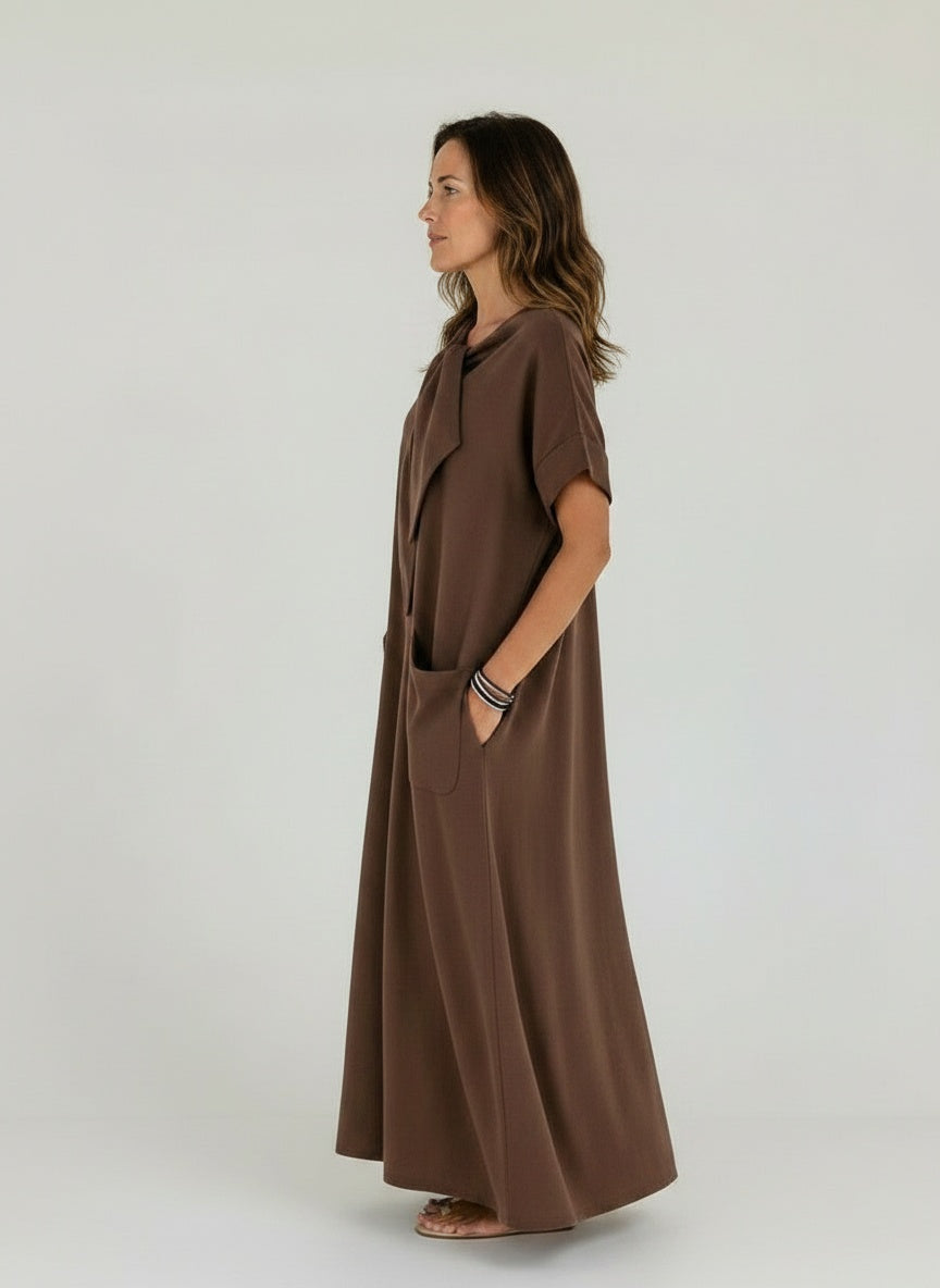 Side profile of the model wearing Maxi-jurk met zakken voor dames – luchtig en zomers