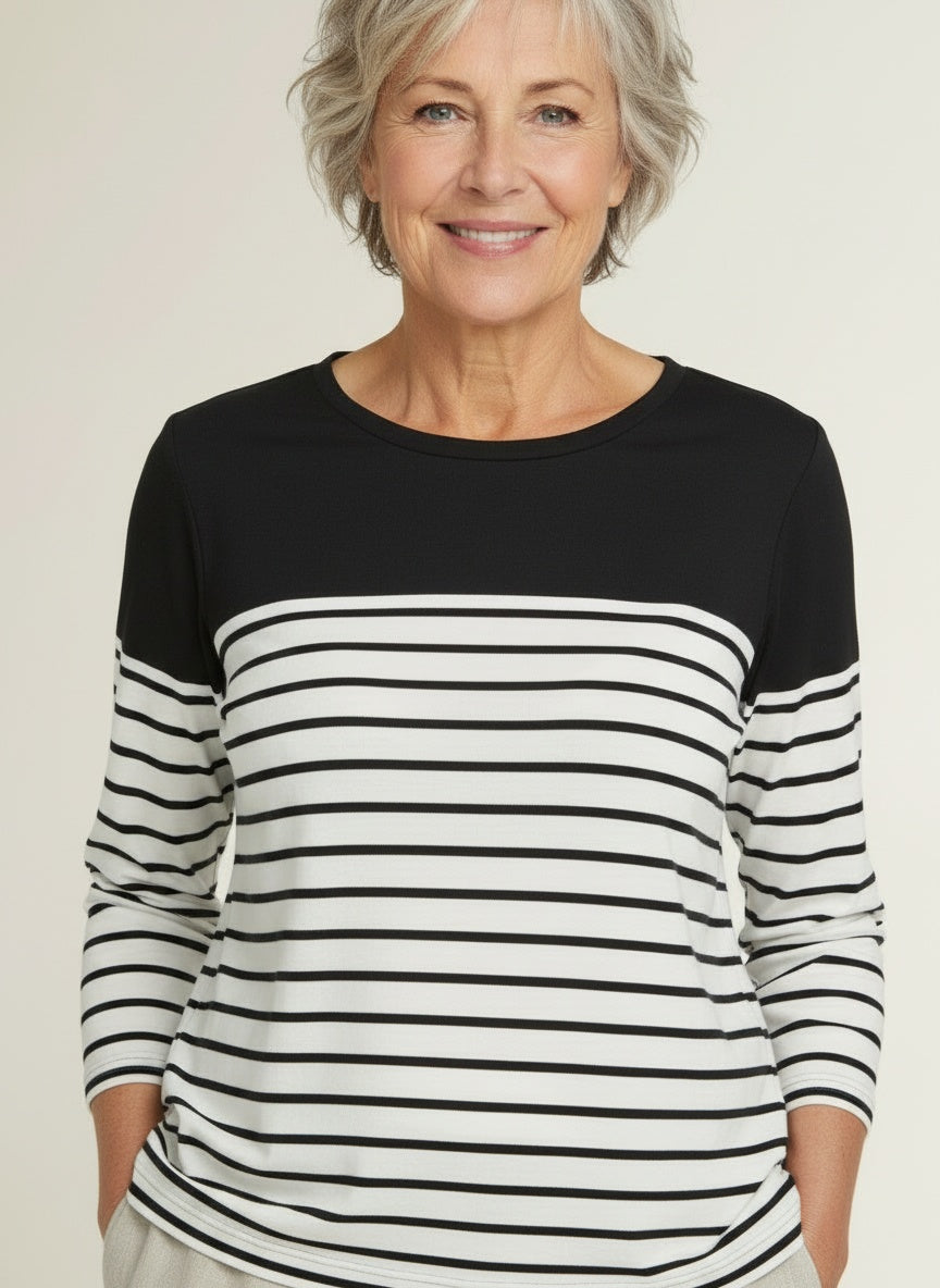 Close-up of the model wearing Gestreepte top voor dames – comfortabel en veelzijdig