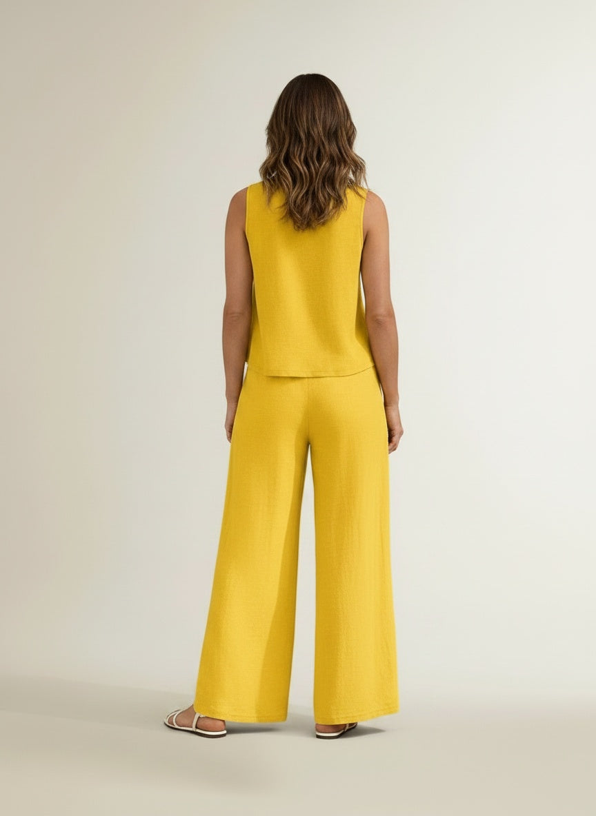 Back pose of the model wearing Twee-delige set voor dames – luchtig en gecoördineerd