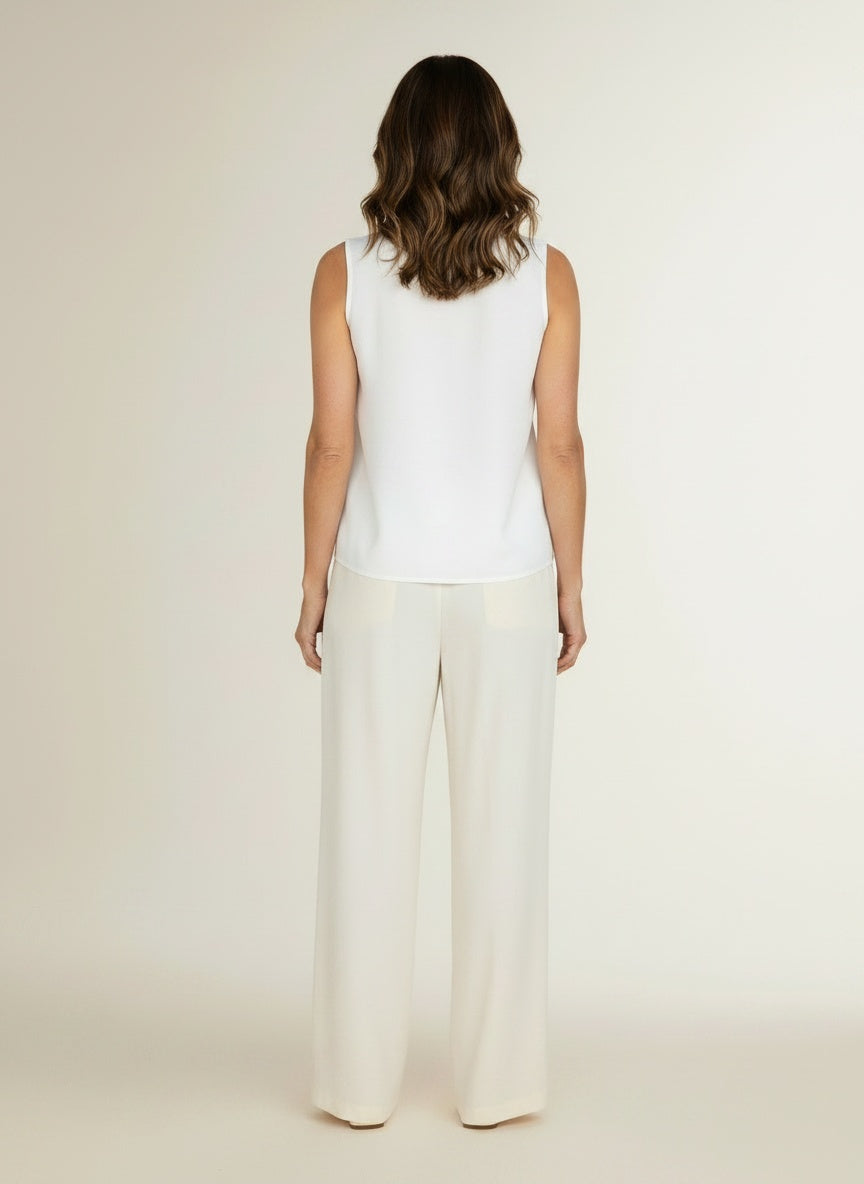 Back pose of the model wearing Top met V-hals voor dames – licht en zomers