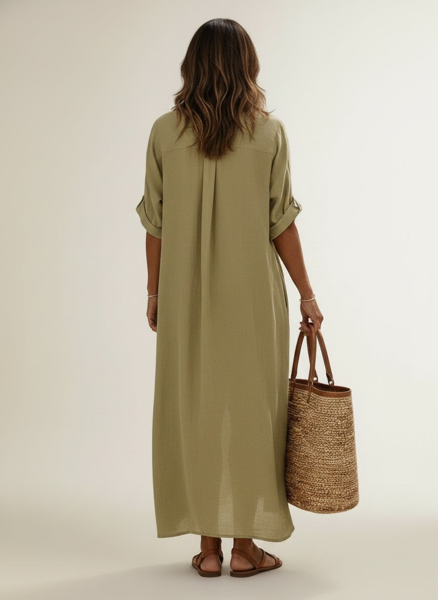 Back pose of the model wearing Maxi-jurk met korte mouwen en knoopsluiting voor dames