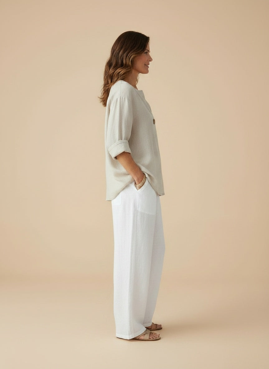 Side profile of the model wearing Linnen blouse met open kraag voor dames – luchtig en veelzijdig