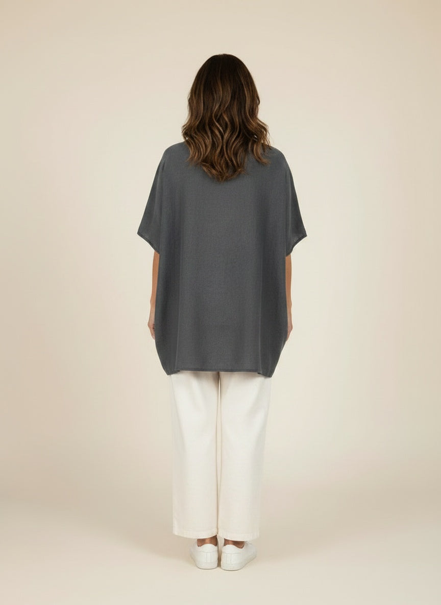 Back pose of the model wearing Blouse met ruime snit en korte mouwen voor dames – tijdloos