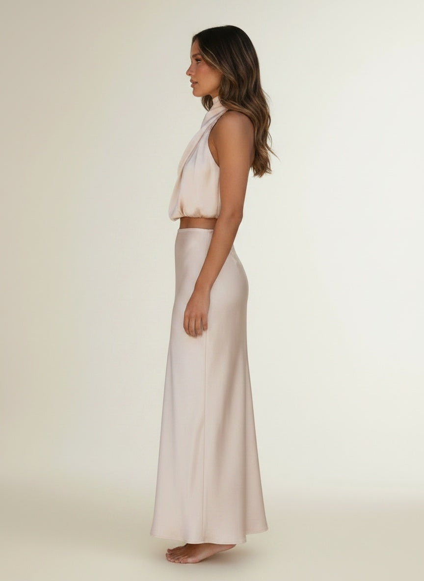 Side profile of the model wearing Satijnen twee-delige set met top en midi-rok voor dames