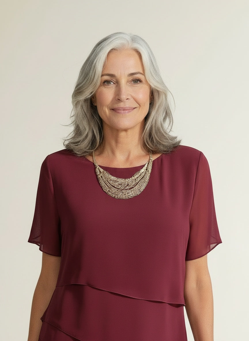 Close-up of the model wearing Chiffon midi-jurk met volants en korte mouwen voor dames