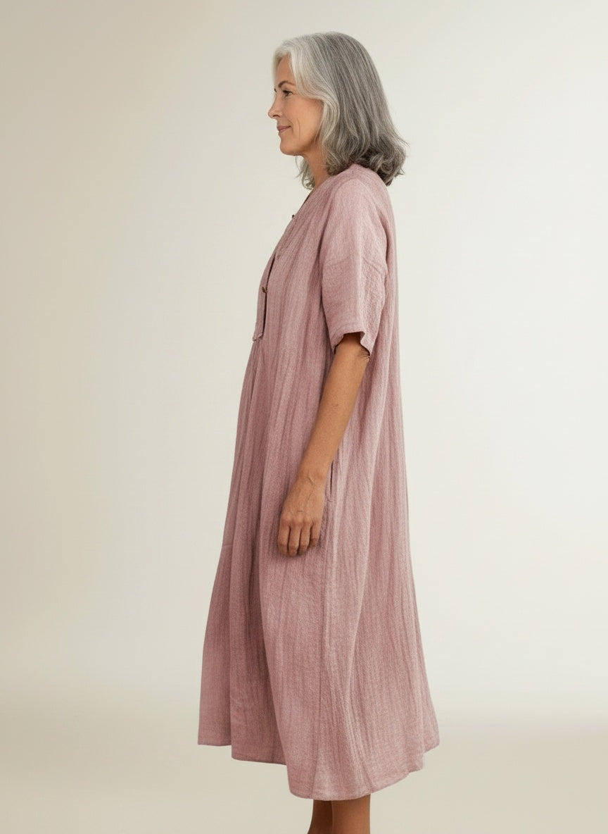 Side profile of the model wearing Midi-jurk van linnen en katoen voor dames – fris en veelzijdig