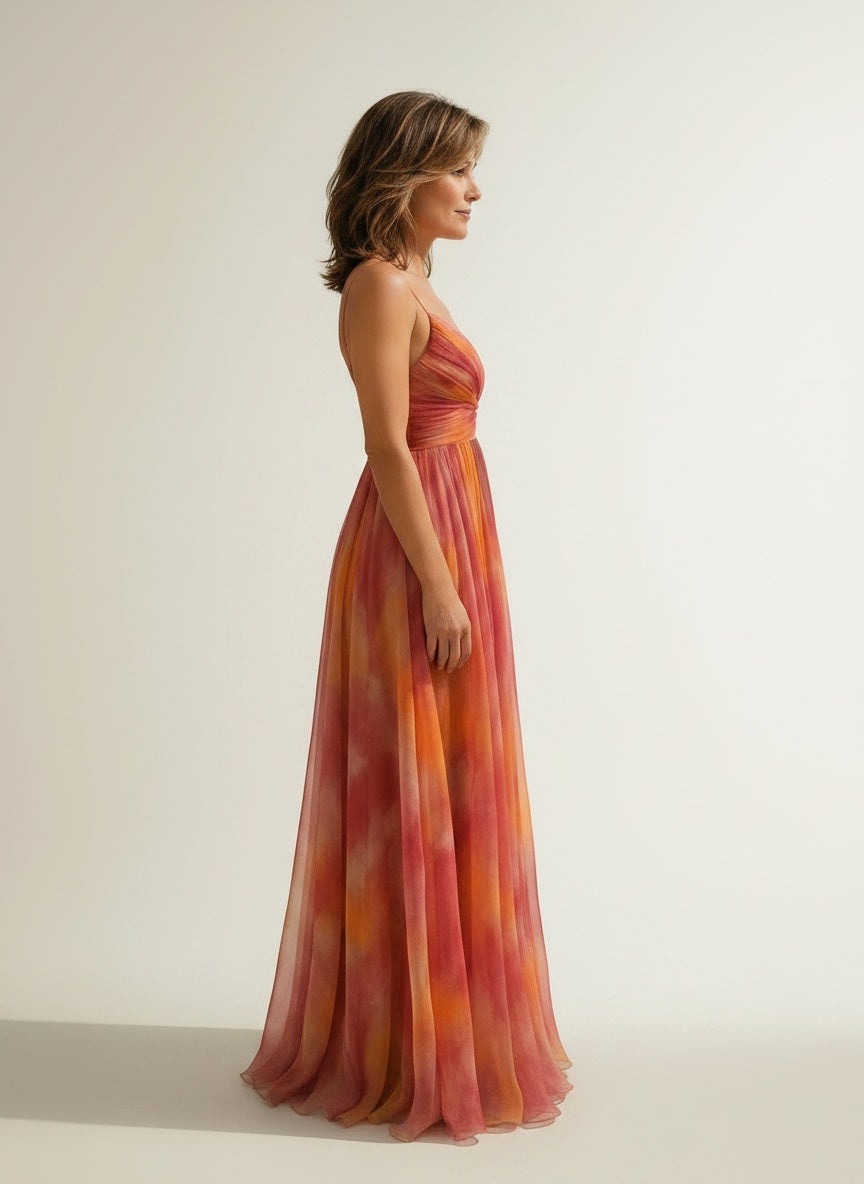 Side profile of the model wearing Zomerjurk met bloemenprint en open rug voor dames – luchtig en vrouwelijk