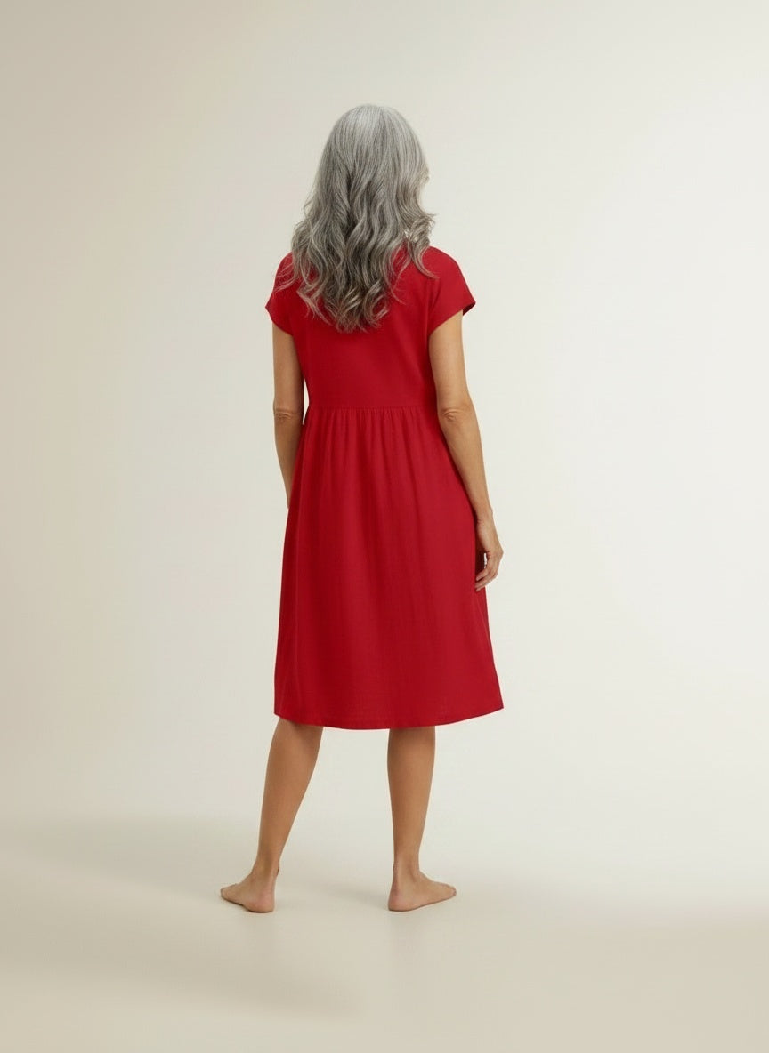 Back pose of the model wearing Midi zomerjurk met korte mouwen voor dames – luchtig en tijdloos