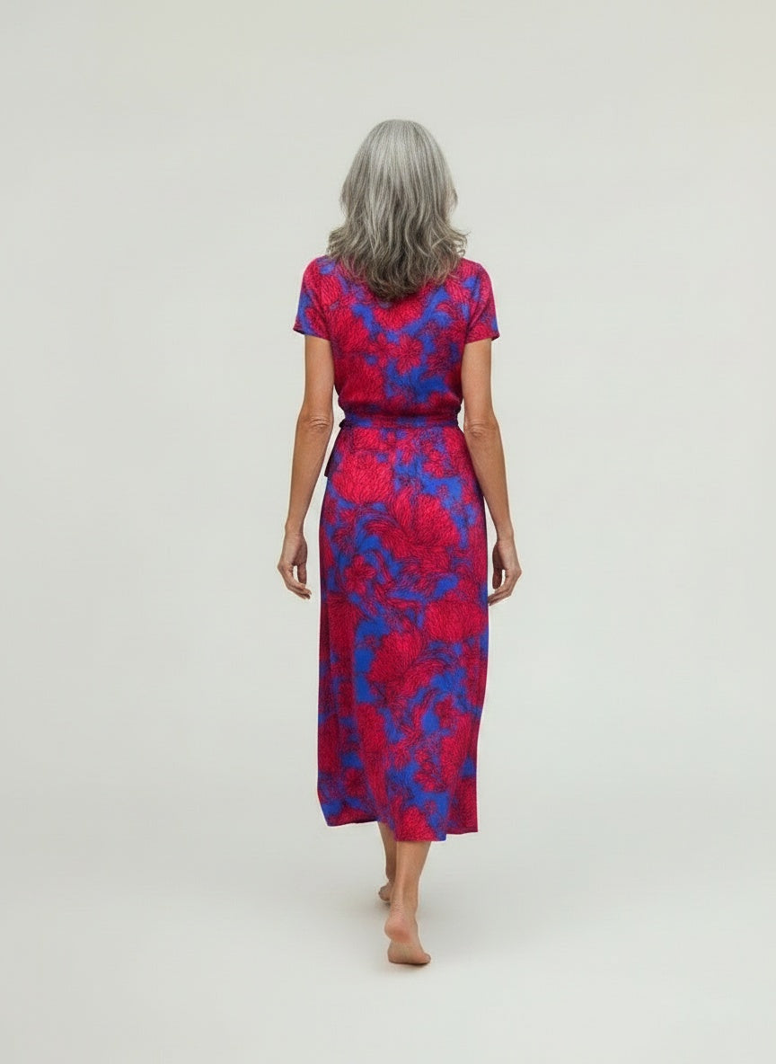 Back pose of the model wearing Midi wikkeljurk met print en V-hals voor dames – vrouwelijk en flatterend