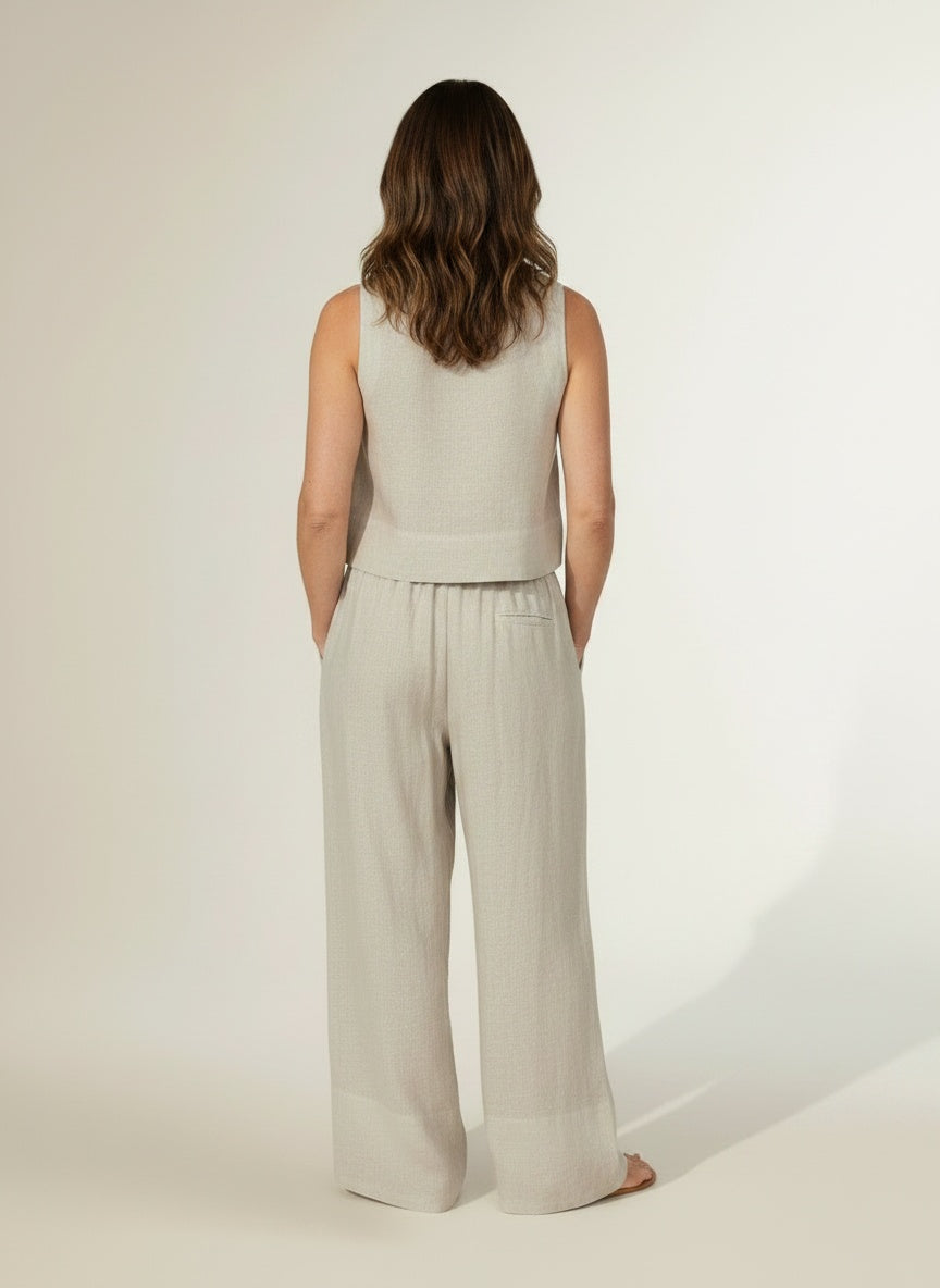 Back pose of the model wearing Tweedelig ensemble met crop top en broek voor dames – katoen-linnen