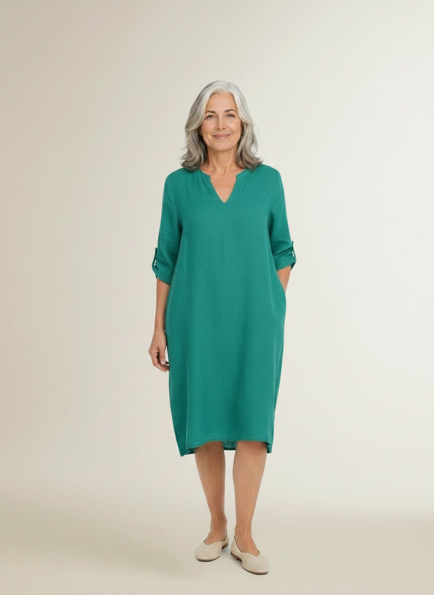 Full body view of the model wearing Midi-jurk voor dames met V-hals en driekwartmouwen