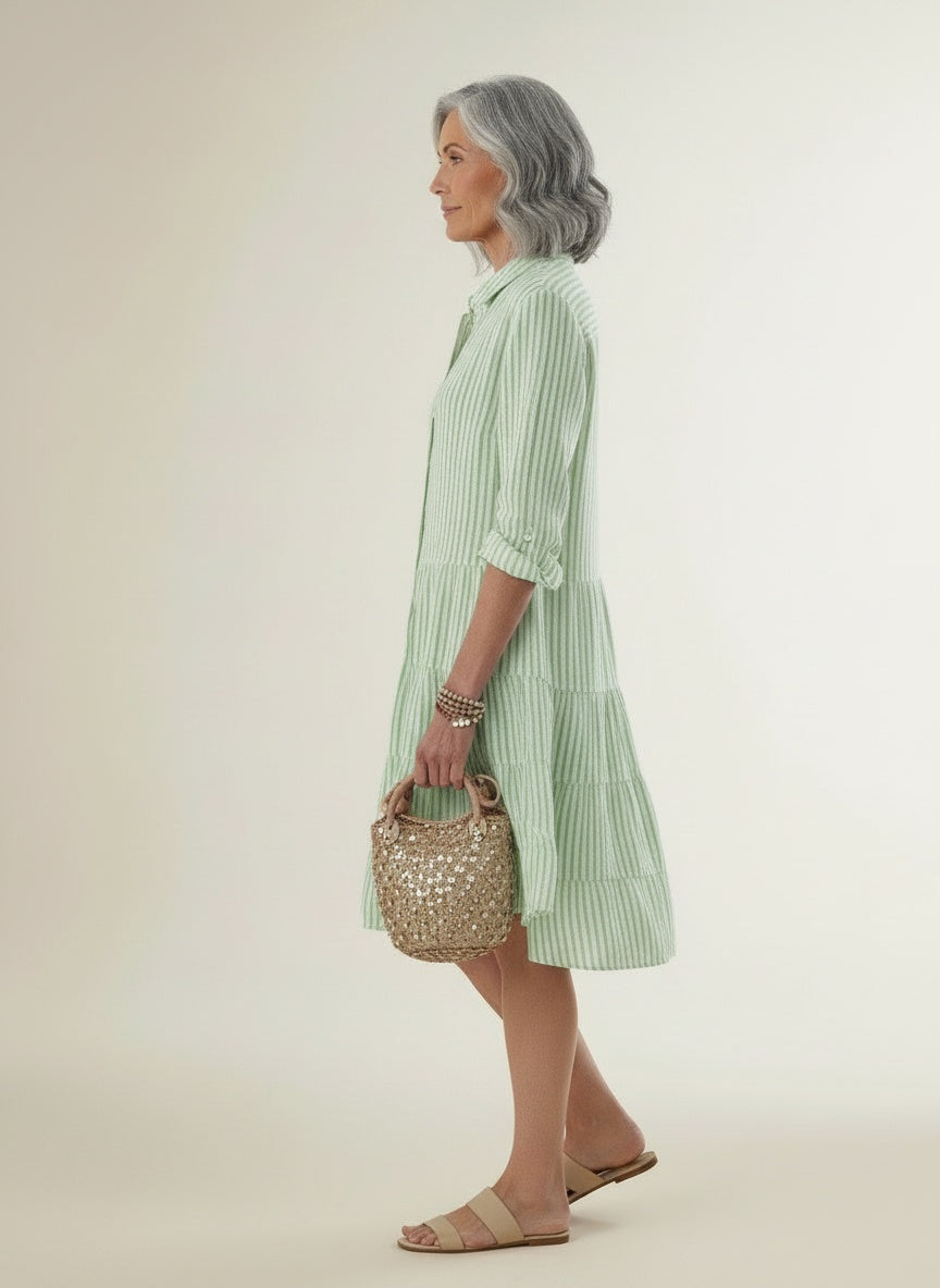 Side profile of the model wearing Gestreepte midi-jurk voor de zomer voor dames