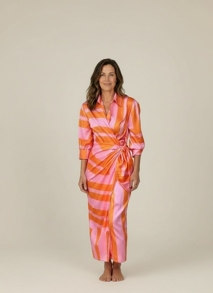 Full body view of the model wearing Wikkeljurk met driekwart mouwen en print voor dames – midi-lengte