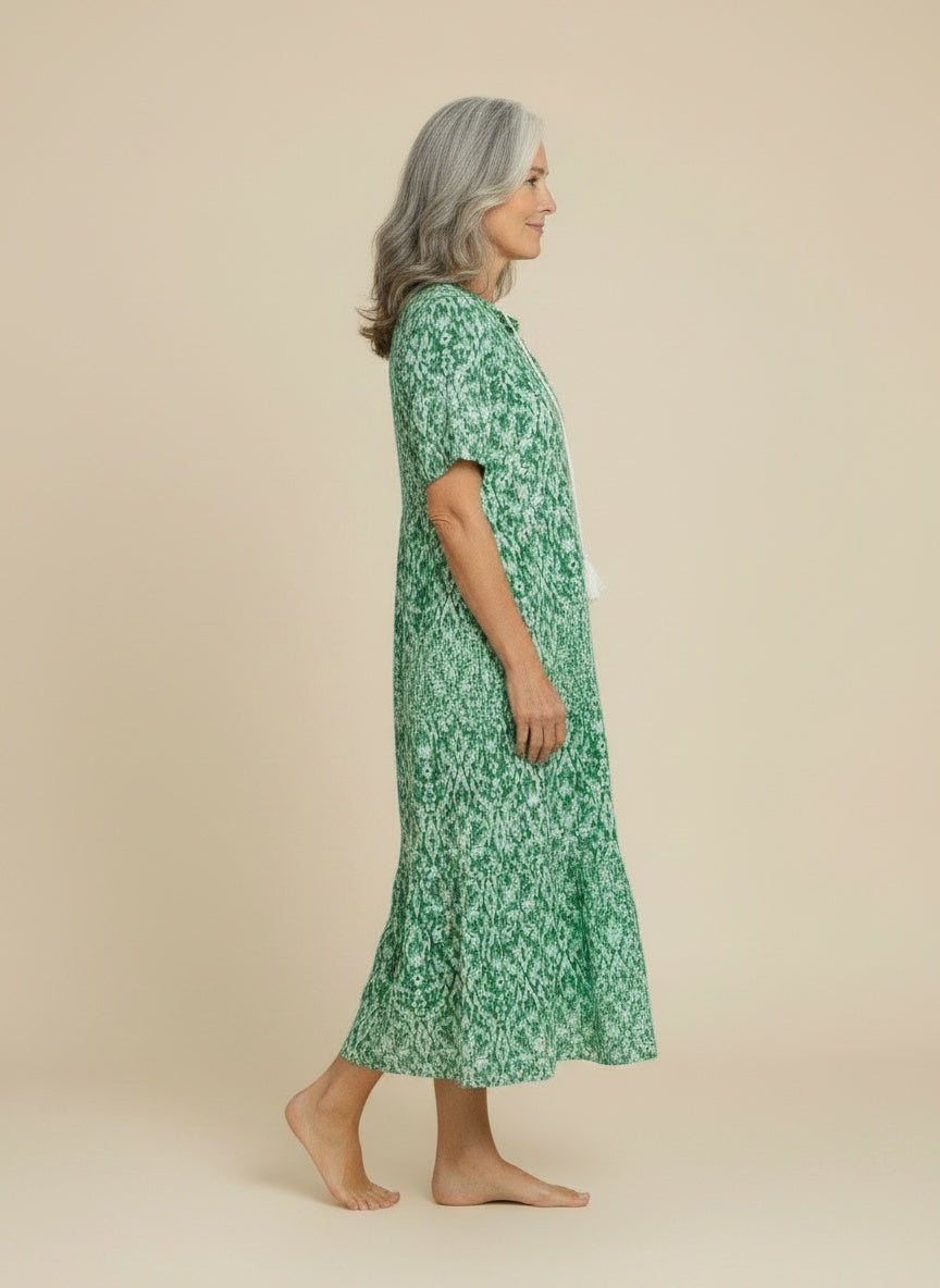 Side profile of the model wearing Midi-jurk met print voor dames – licht en vloeiend
