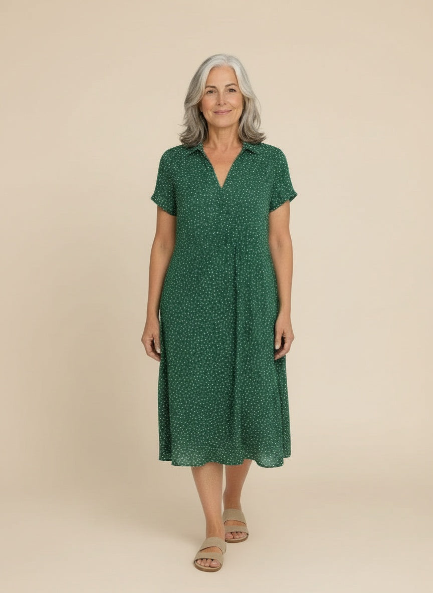 Full body view of the model wearing Midi overhemdjurk voor dames met korte mouwen – veelzijdig