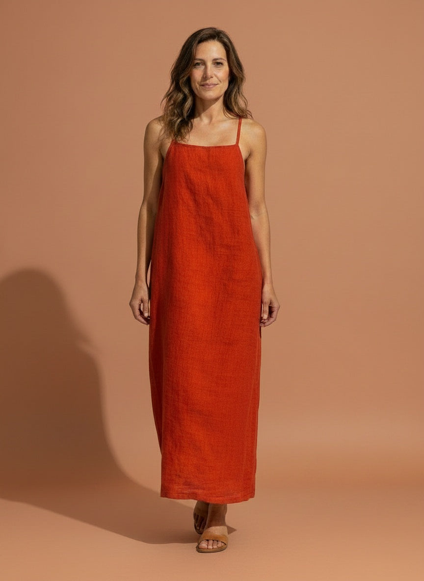 Full body view of the model wearing Maxijurk met vierkante hals en fijne bandjes voor dames – katoen in bohemian stijl